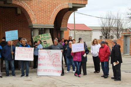 Medio centenar de vecinos se manifiestan contra la concentración de pinares de Gomezserracín Medio centenar de vecinos se manifiestan contra la concentración de pinares de Gomezserracín