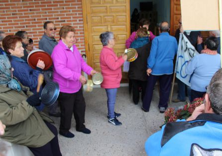 Cacerolada a la llegada de los técnicos de Itacyl que se encuentran en el interior del Ayuntamiento Cacerolada a la llegada de los técnicos de Itacyl que se encuentran en el interior del Ayuntamiento