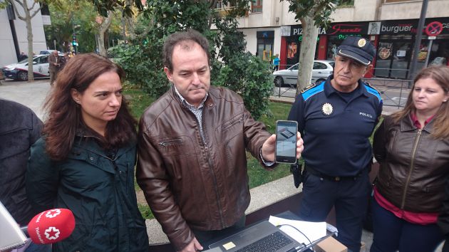 Uno de los desarrolladores de la aplicación mostrando su funcionamiento Uno de los desarrolladores de la aplicación mostrando su funcionamiento