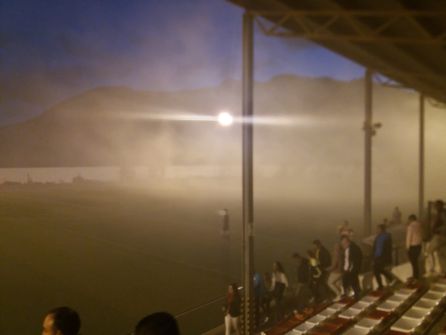 Momento en el que el colegiado suspendia el partido, ante la presencia del humo Momento en el que el colegiado suspendia el partido, ante la presencia del humo