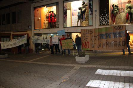 Un grupo de vecinos de Gomezserracín esperan con pancartas la salida del presidente de la Junta de un establecimiento de Cuéllar Un grupo de vecinos de Gomezserracín esperan con pancartas la salida del presidente de la Junta de un establecimiento de Cuéllar