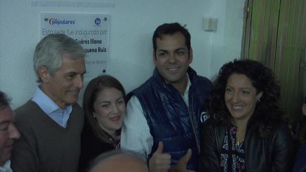 Adolfo Suárez, Alba Patricia Méndez, Juan Diego Requena y Ana Belén Mata tras descrubrir la placa de la nueva sede del PP Adolfo Suárez, Alba Patricia Méndez, Juan Diego Requena y Ana Belén Mata tras descrubrir la placa de la nueva sede del PP