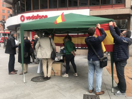 PSOE y VOX cara a cara en la Plaza de Lazúrtegui de Ponferrada PSOE y VOX cara a cara en la Plaza de Lazúrtegui de Ponferrada