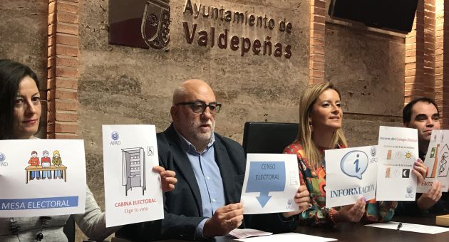 Elecciones generales personas con discapacidad: Los pequeños gestos de la accesibilidad en el 10-N en Valdepeñas Elecciones generales personas con discapacidad: Los pequeños gestos de la accesibilidad en el 10-N en Valdepeñas