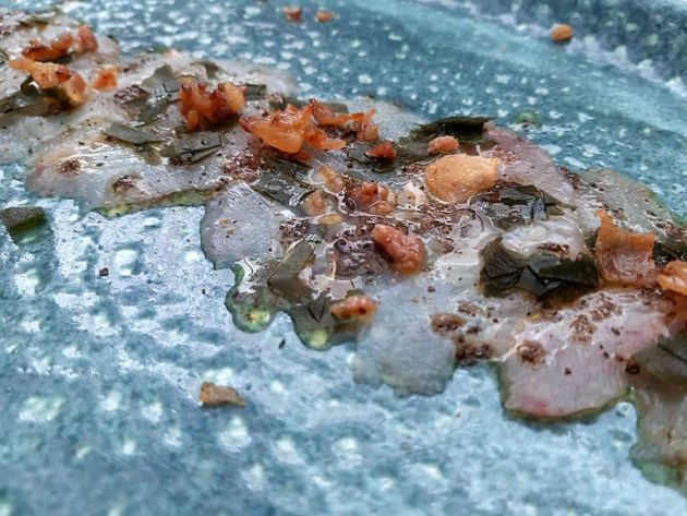 Carpaccio de moro negro con trufa, algas y panceta Carpaccio de moro negro con trufa, algas y panceta