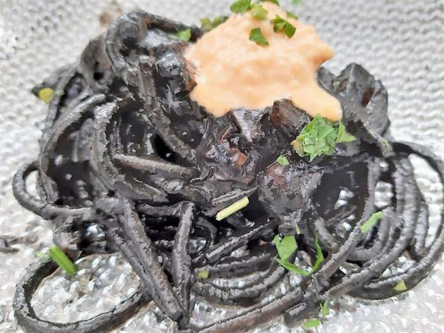 Spaghetti con tinta de calamar, mousse de burrata y `nduja picante Spaghetti con tinta de calamar, mousse de burrata y `nduja picante