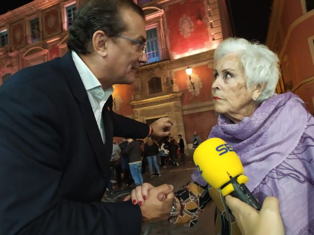 Ana, conocida como "la abuela de las vías", interrumpe nuestra entrevista para regañar a Miguel Garaulet Ana, conocida como "la abuela de las vías", interrumpe nuestra entrevista para regañar a Miguel Garaulet