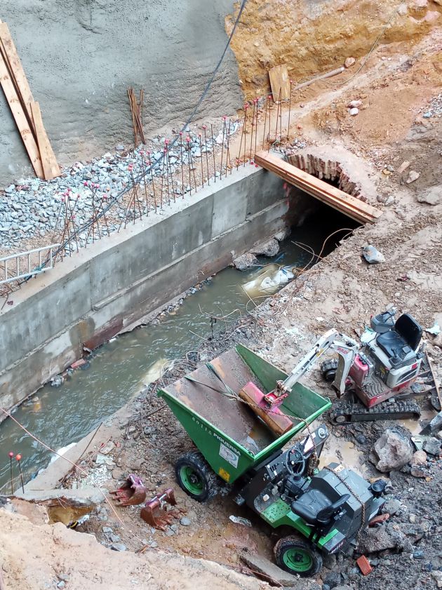 Estado actual de las obras de la canalización del Arroyo Clamores donde se produjo el hundimiento en el pasado mes de agosto Estado actual de las obras de la canalización del Arroyo Clamores donde se produjo el hundimiento en el pasado mes de agosto