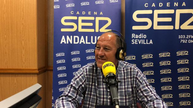El capataz Antonio Santiago en los estudios de Radio Sevilla El capataz Antonio Santiago en los estudios de Radio Sevilla