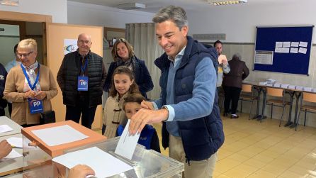 El candidato popular, Andrés Lorite, ejerce su derecho al voto El candidato popular, Andrés Lorite, ejerce su derecho al voto