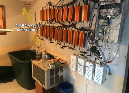 Contadores instalados en la plantación de marihuana de La Carolina. Contadores instalados en la plantación de marihuana de La Carolina.