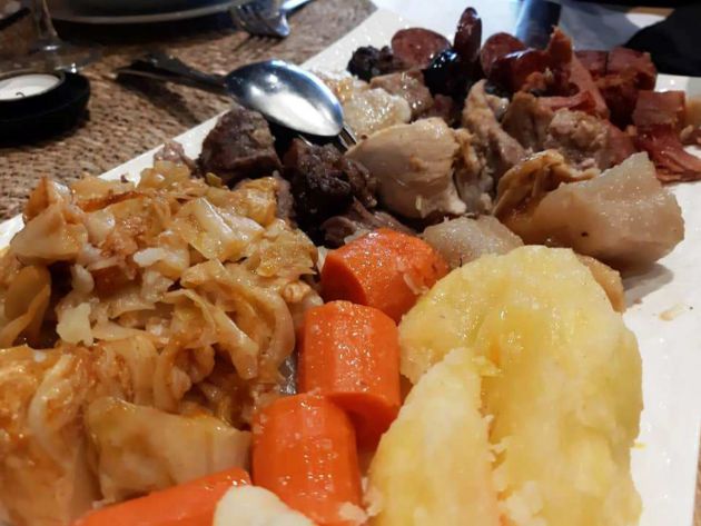 Fuente con verduras, hortalizas y la carne del cocido Fuente con verduras, hortalizas y la carne del cocido