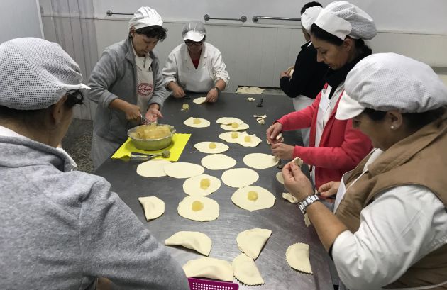 Hasta 14 trabajadores, en su mayoría mujeres, elaboran Los Agapitos en Moral de Calatrava (Ciudad Real) Hasta 14 trabajadores, en su mayoría mujeres, elaboran Los Agapitos en Moral de Calatrava (Ciudad Real)