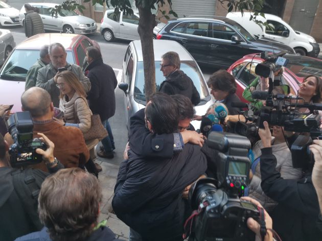 Miguel López se funde en un abrazo con uno de sus amigos Miguel López se funde en un abrazo con uno de sus amigos