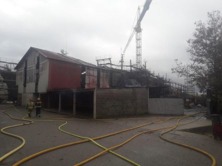 Extinguido el aparatoso incendio en los astilleros de Placeres Extinguido el aparatoso incendio en los astilleros de Placeres