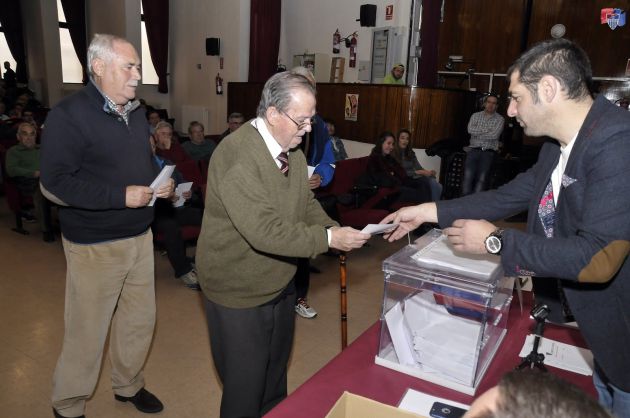Votación de los socios de la Gimnástica Segoviana Votación de los socios de la Gimnástica Segoviana