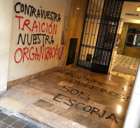 Este viernes, la sede del PSPV en València también sufrió pintadas similares a las de Compromís Este viernes, la sede del PSPV en València también sufrió pintadas similares a las de Compromís