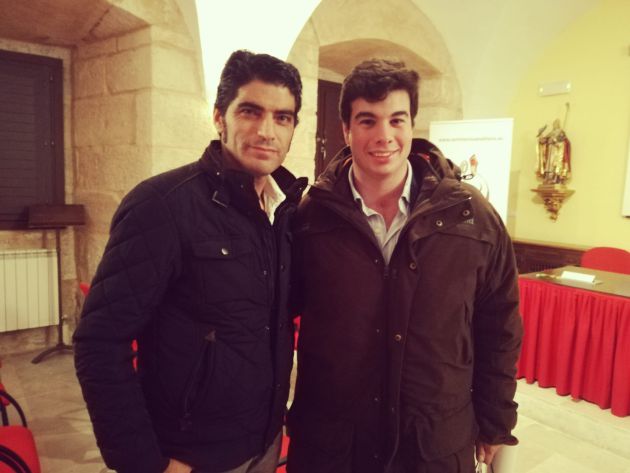 Gonzalo Bienvenida junto al banderillero y director de los espacios taurinos de Radio Zamora, Javier Gómez Pascual, al finalizar el acto Gonzalo Bienvenida junto al banderillero y director de los espacios taurinos de Radio Zamora, Javier Gómez Pascual, al finalizar el acto