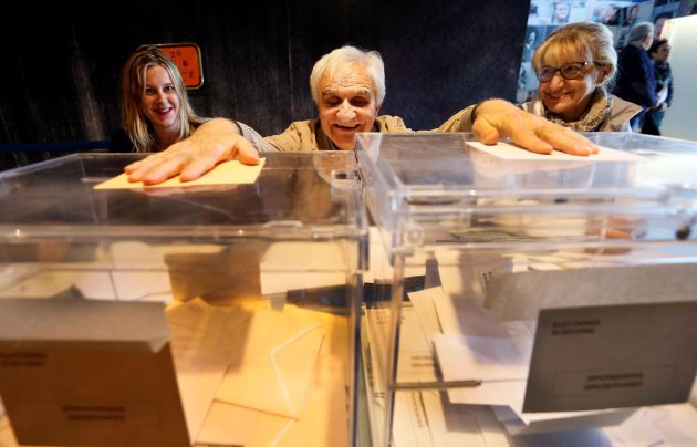 Un invidente preside una mesa electoral en Alicante Un invidente preside una mesa electoral en Alicante