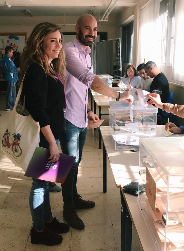 La número 2 de la lista de Unidas Podemos por Alicante, Mari Tere Pérez acompaña a votar al edil de la formación en el Ayuntamiento de Alicante, Xavier López La número 2 de la lista de Unidas Podemos por Alicante, Mari Tere Pérez acompaña a votar al edil de la formación en el Ayuntamiento de Alicante, Xavier López