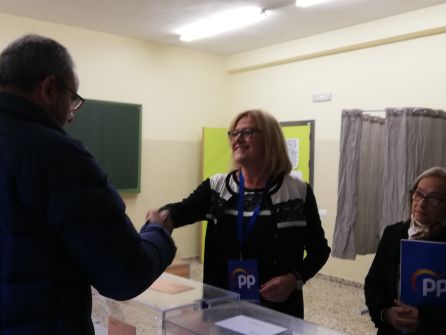 La candidata al Senado por el PP, Mar González ejerce su derecho al voto La candidata al Senado por el PP, Mar González ejerce su derecho al voto