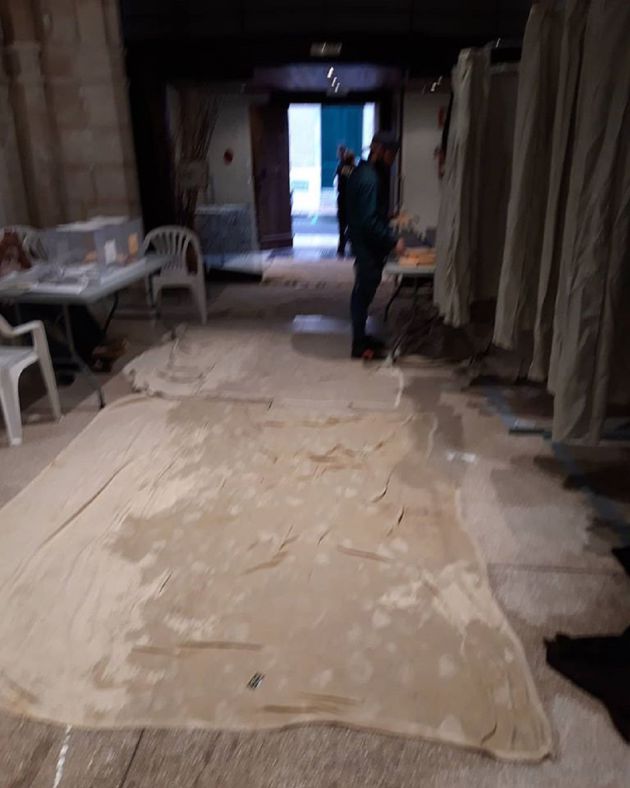 Mantas cubriendo el suelo del colegio electoral por culpa de las goteras y filtraciones de la lluvia Mantas cubriendo el suelo del colegio electoral por culpa de las goteras y filtraciones de la lluvia