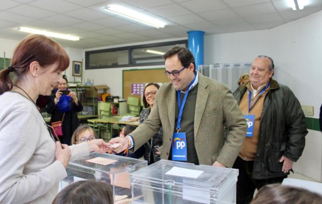 Paco Núñez votando en El Casar Paco Núñez votando en El Casar