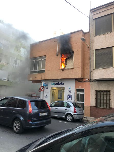 Llamas en una de las ventanas de la vivienda. Llamas en una de las ventanas de la vivienda.