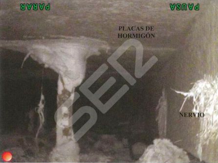 Imagen de la inspección con videoscopio de la cala 9-N0 en la que se muestra el interior del falso techo del nivel 0, pudiendo i¡unidireccional, con nervios y plcas de hormigón, similar al de las cámaras. Imagen de la inspección con videoscopio de la cala 9-N0 en la que se muestra el interior del falso techo del nivel 0, pudiendo i¡unidireccional, con nervios y plcas de hormigón, similar al de las cámaras.