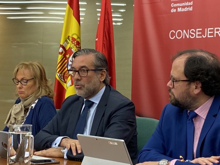 Enrique López (centro), consejero de Justicia, Interior y Víctimas, explica a la prensa sus planes para modificar la regulación del juego Enrique López (centro), consejero de Justicia, Interior y Víctimas, explica a la prensa sus planes para modificar la regulación del juego