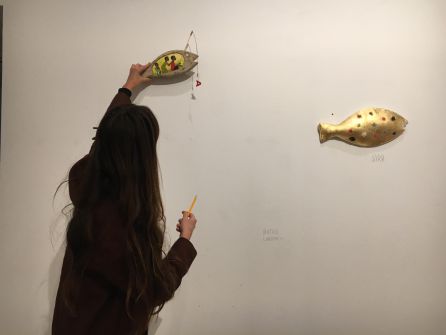 La comisaria de la muestra, Carla Alabau, en el proceso de montaje de la muestra La comisaria de la muestra, Carla Alabau, en el proceso de montaje de la muestra
