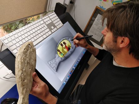 El ilustrador Paco Roca interviniendo su pez El ilustrador Paco Roca interviniendo su pez