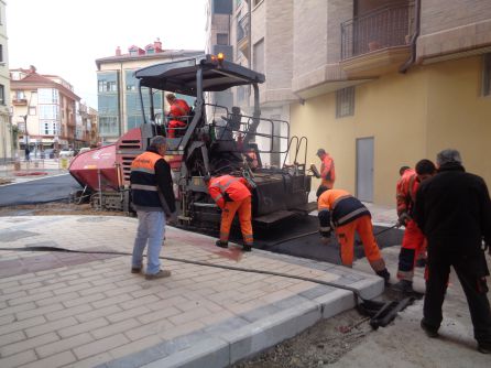 La constructora trabaja estos días en el asfaltado de estas calles La constructora trabaja estos días en el asfaltado de estas calles