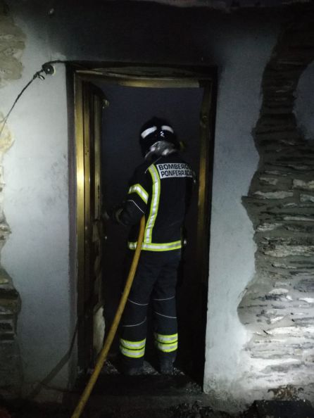 Dos casas arden en Silván ante la necesidad reiterada de balsas de agua Dos casas arden en Silván ante la necesidad reiterada de balsas de agua