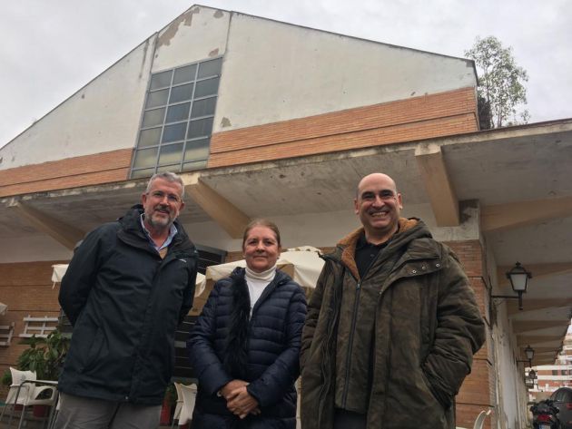 Antonio Rodríguez, Carmen Porcel y Juan Miguel de la Rosa, de la asociacion vecinal Conde de Vallellano, frente al antiguo mercado del Alcázar, cerrado desde 2006 Antonio Rodríguez, Carmen Porcel y Juan Miguel de la Rosa, de la asociacion vecinal Conde de Vallellano, frente al antiguo mercado del Alcázar, cerrado desde 2006