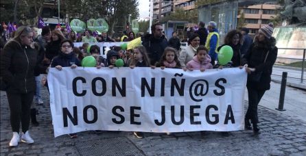 Varios niños participan en la manifestación que pide la vuelta de los comedores escolares. Varios niños participan en la manifestación que pide la vuelta de los comedores escolares.