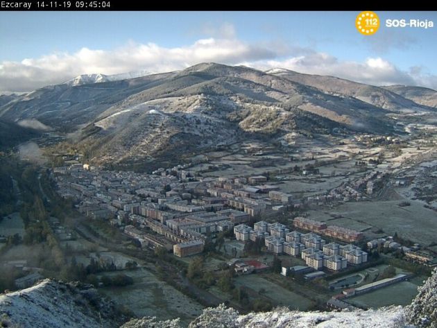 Vista de la cámara web de SOS Rioja que muestra la villa de Ezcaray nevada. Vista de la cámara web de SOS Rioja que muestra la villa de Ezcaray nevada.