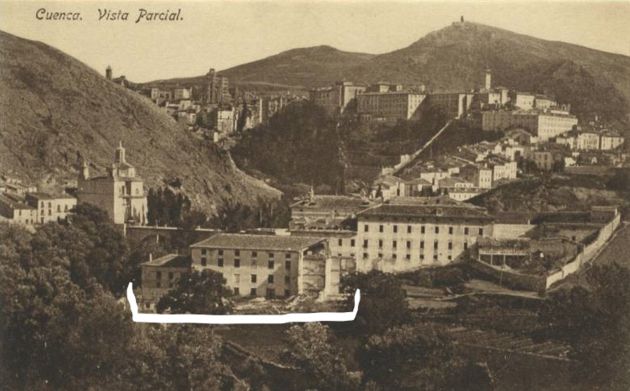 Vista de Cuenca hacia 1920. En primer plano, la Fábrica de Alfombras en su parte posterior. Vista de Cuenca hacia 1920. En primer plano, la Fábrica de Alfombras en su parte posterior.