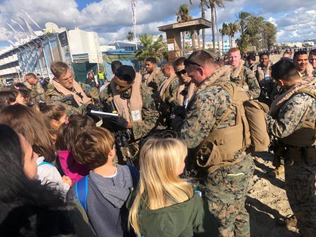 Los más pequeños se han hecho fotos y han pedido autógrafos a los marines estadounidenses Los más pequeños se han hecho fotos y han pedido autógrafos a los marines estadounidenses