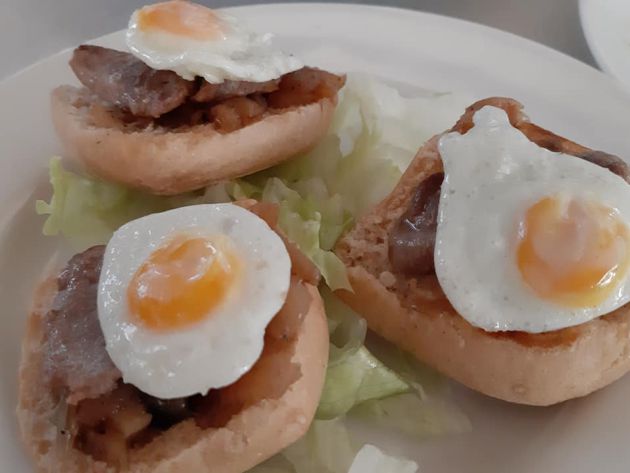 Nidos con solomillo, cebolla caramelizada y huevos de codorníz Nidos con solomillo, cebolla caramelizada y huevos de codorníz