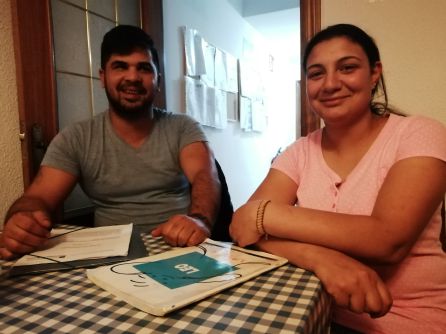 Ion y Alina en su casa de Villaverde donde viven con sus cuatro hijos. Ion y Alina en su casa de Villaverde donde viven con sus cuatro hijos.