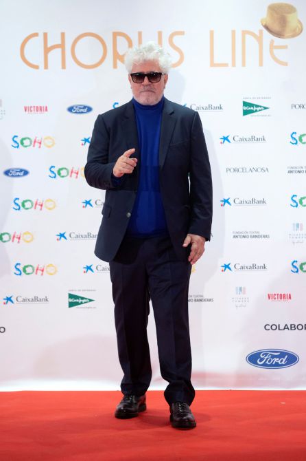 El director de cine Pedro Almodóvar posa esta noche en Málaga momentos antes del pase del musical "A Chorus Line", proyecto codirigido y protagonizado por el actor Antonio Banderas, que se estrena hoy en el Teatro del Soho, un espacio escénico creado por el actor en su ciudad natal y que se inaugura hoy con la subida del telón para esta obra. El director de cine Pedro Almodóvar posa esta noche en Málaga momentos antes del pase del musical "A Chorus Line", proyecto codirigido y protagonizado por el actor Antonio Banderas, que se estrena hoy en el Teatro del Soho, un espacio escénico creado por el actor en su ciudad natal y que se inaugura hoy con la subida del telón para esta obra.