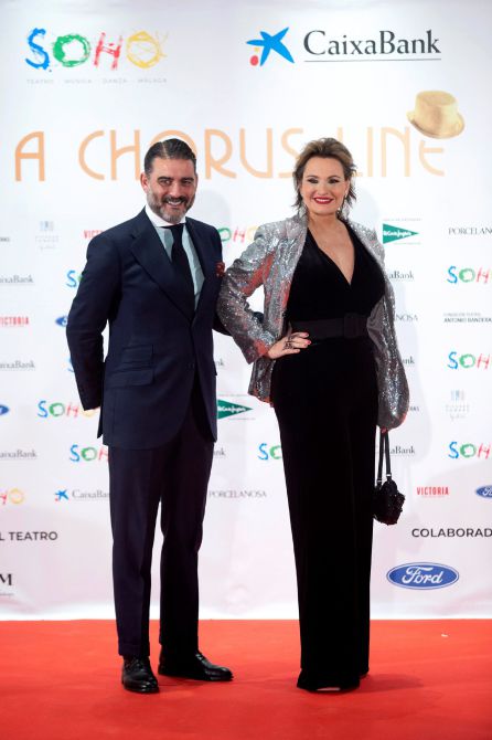 La cantante Ainhoa Arteta y su marido Matías Urrea posan esta noche en Málaga momentos antes del pase del musical "A Chorus Line", proyecto codirigido y protagonizado por el actor Antonio Banderas, que se estrena hoy en el Teatro del Soho, un espacio escénico creado por el actor en su ciudad natal y que se inaugura hoy con la subida del telón para esta obra. La cantante Ainhoa Arteta y su marido Matías Urrea posan esta noche en Málaga momentos antes del pase del musical "A Chorus Line", proyecto codirigido y protagonizado por el actor Antonio Banderas, que se estrena hoy en el Teatro del Soho, un espacio escénico creado por el actor en su ciudad natal y que se inaugura hoy con la subida del telón para esta obra.