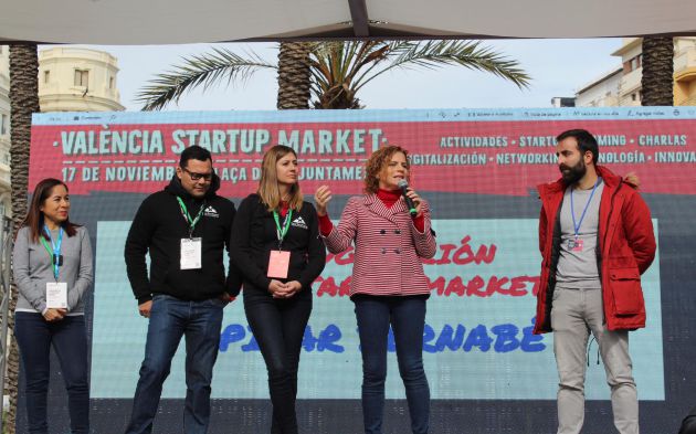 La edil Pilar Bernabé durante la celebración este domingo de "València Startup Market" en la plaza del Ayuntamiento La edil Pilar Bernabé durante la celebración este domingo de "València Startup Market" en la plaza del Ayuntamiento