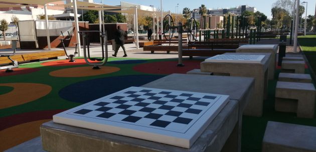 Zona de ajedrez. Plaza Josefina López en el Grao de Castelló Zona de ajedrez. Plaza Josefina López en el Grao de Castelló