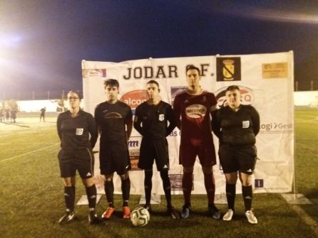 El trío arbitral, acompañado por los capitanes de los dos equipos, donde se puede observa la coincidencia de camisetas con el Beas El trío arbitral, acompañado por los capitanes de los dos equipos, donde se puede observa la coincidencia de camisetas con el Beas