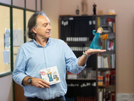 Vicente Miguel con el libro y el angel virtual, "Angie, el angelito del Adviento" Vicente Miguel con el libro y el angel virtual, "Angie, el angelito del Adviento"