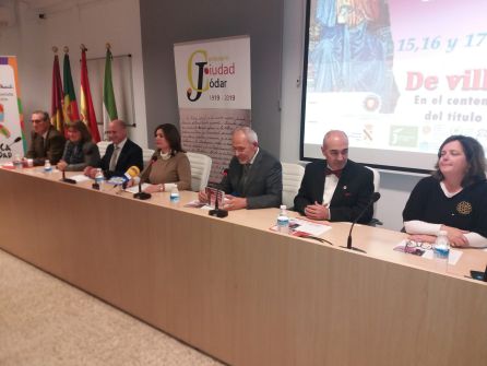 Mesa presidencial, con la intervencvión de la alcaldesa, M.ª Teresa García, en el centro Mesa presidencial, con la intervencvión de la alcaldesa, M.ª Teresa García, en el centro
