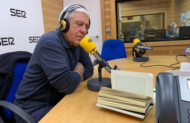 El médico de familia y habitual de A vivir salud, José Martínez, escucha con atención a Enrique Gavilán hablando de su libro: 'Cuando ya no puedes más. Viaje interior de un médico'. El médico de familia y habitual de A vivir salud, José Martínez, escucha con atención a Enrique Gavilán hablando de su libro: 'Cuando ya no puedes más. Viaje interior de un médico'.