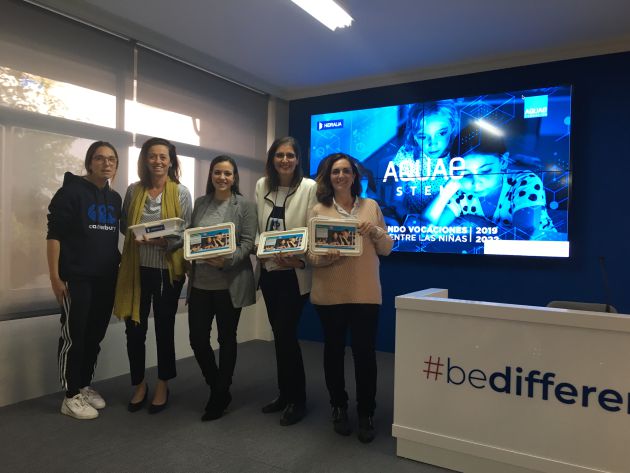 Matilde Macha, directora general de Hidralia, junto a las profesoras de primaria del colegio Las Chapas de Marbella (de izquierda a derecha: Irene Rivero, Ángeles Porcel, María Luisa Puertas y Mª Carmen Kraus) Matilde Macha, directora general de Hidralia, junto a las profesoras de primaria del colegio Las Chapas de Marbella (de izquierda a derecha: Irene Rivero, Ángeles Porcel, María Luisa Puertas y Mª Carmen Kraus)